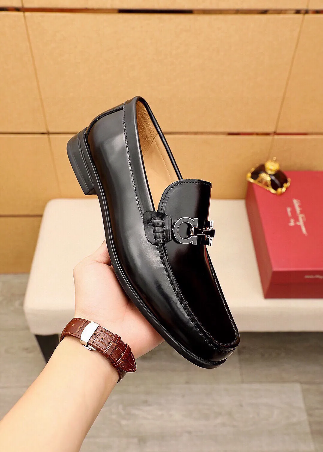 Men's shoes 💰480 💐 Product trademark: Ferragamo "Ferragamo" casual leather shoes Regular size: 38-44 (45🉑️customized) Product materials: Selected imported first-layer open-edge beaded cowhide leather upper + luxury hardware buckle, imported water-dyed cowhide leather lining. Strong three-dimensional visual effect, original outsole color: 4⃣️seed leather materials available